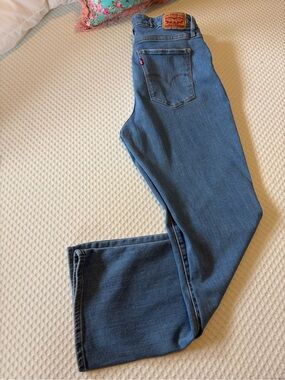 Levi's 725 High Rise Bootcut jeans in a size 32.